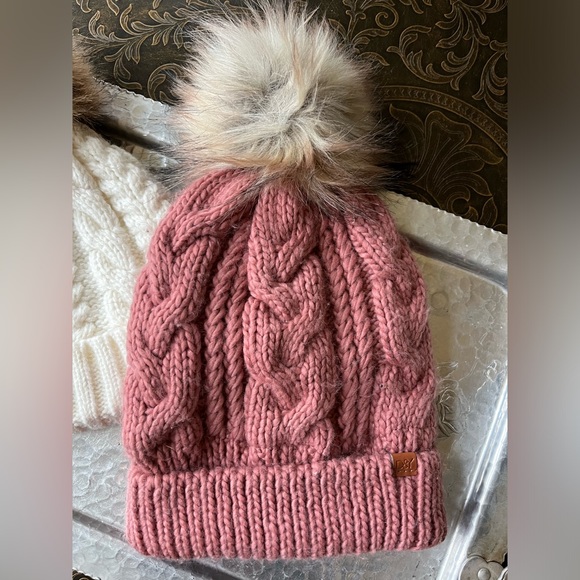 Lot of winter hats - NEED THEM GONE ASAP / will consider any offers - Picture 2 of 5